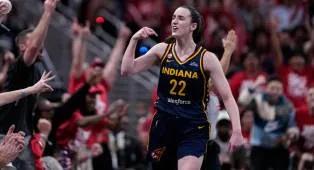 Caitlin Clark Kembali ke Iowa City Saksikan College Footbal