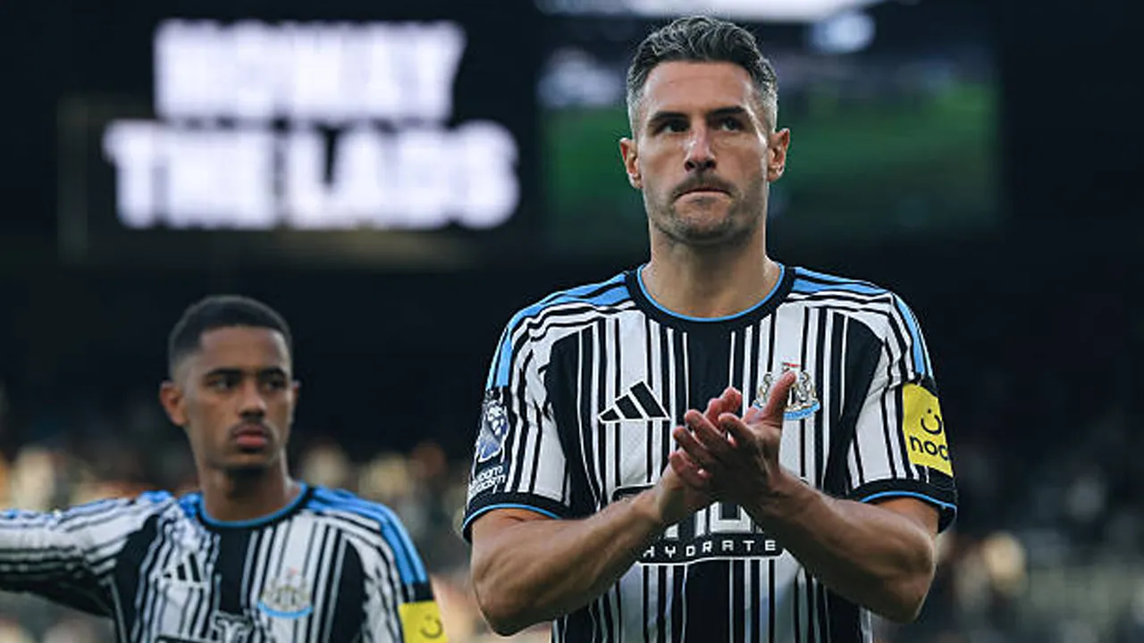 Newcastle United Diminta Hati-hati Mainkan Fabian Schar di Lini Tengah