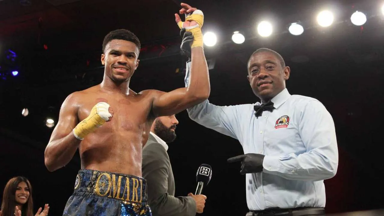 Omari Jones (kiri) melakukan selebrasi setelah dinyatakan sebagai pemenang dalam duel melawan Alan Sanchez di di Caribe Royale, Orlando, Jumat (2/10) malam. (Foto: AP)