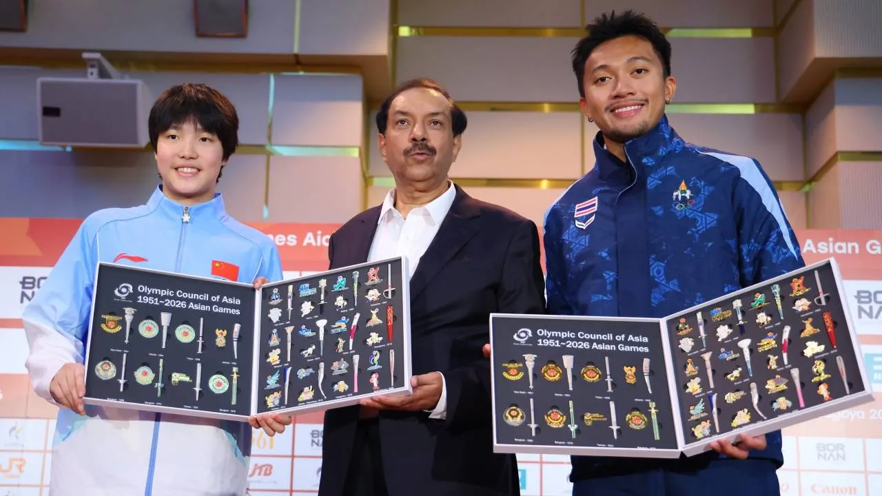 Puripol Boonson (kanan) dan Yu Zidi mengapit Ketua Komite Koordinasi OCA untuk Asian Games 2026, Mohammad Tayyab Ikram setelah dinobatkan sebagai MVP. (Foto: Asian Games)