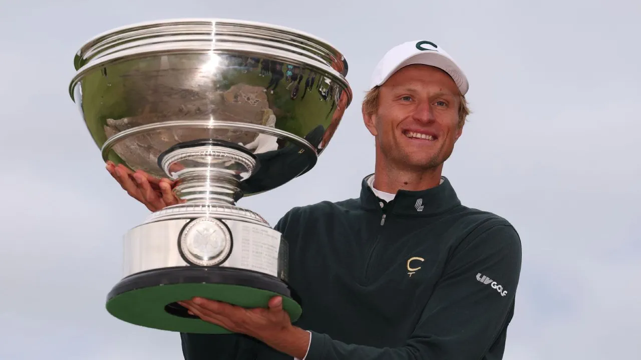 Adrian Meronk berpose dengan trofi Dunhill Links Championship. (Foto: Golf Digest)