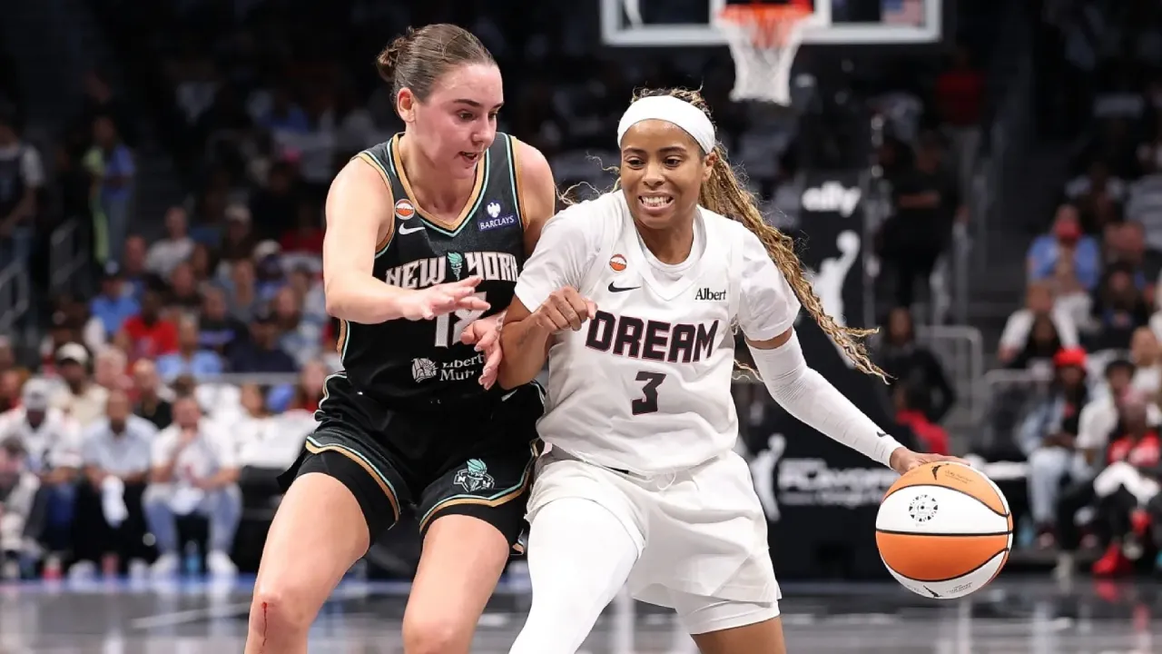 Jordin Canada (kanan) mencetak 25 poin saat Atlanta Dream menundukkan New York Liberty 92-82 pada Game 1 di Atlanta, Minggu (4/10). (Foto: AP)