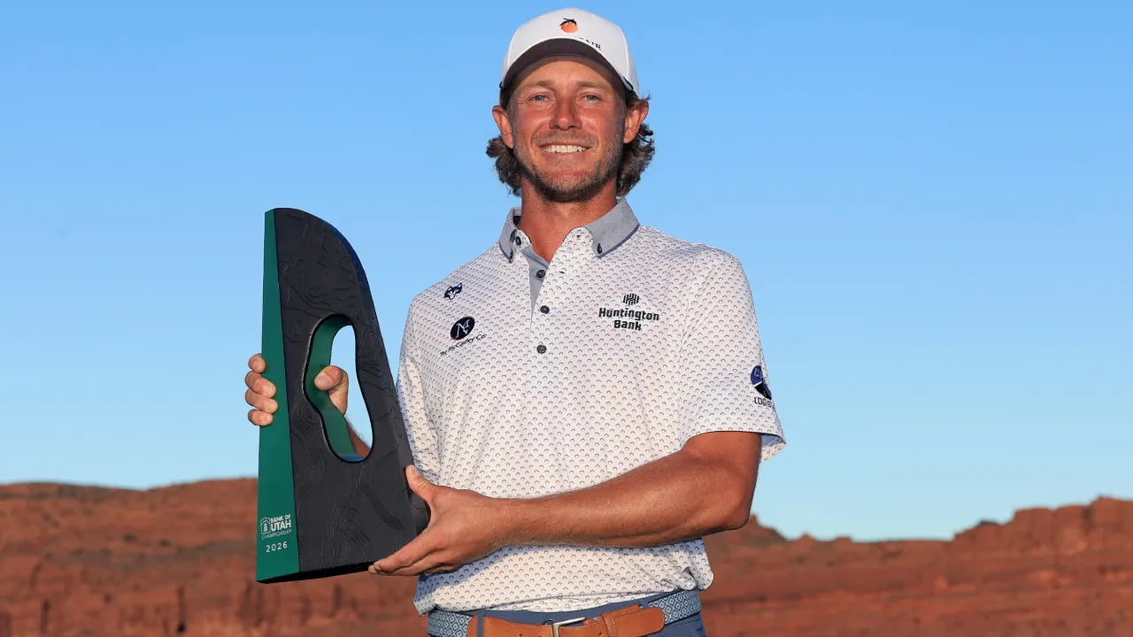 Austin Smotherman berpose dengan trofi Bank of Utah Championship. (Foto: Golf Digest)
