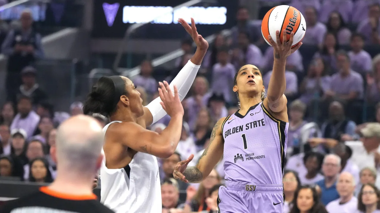 Gabby Williams (kanan) mencetak 25 poin saat Golden State Valkyries mengalahkan Las Vegas Aces 71-60 pada Game 1 semifinal WNBA di San Francisco, Minggu (4/10). (Foto: AP)