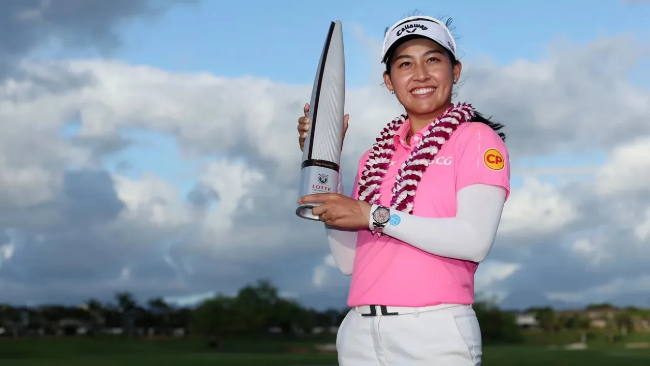 Jeeno Thitikul berpose dengan trofi LOTTE Championship. (Foto: Golf Digest)