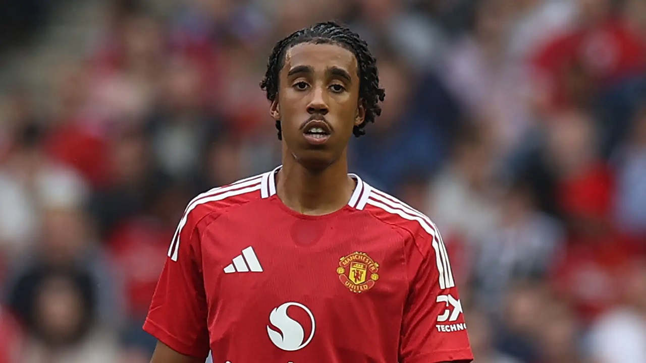 Milan Disebut Pantau Leny Yoro yang Masih Tak Pasti di Man United