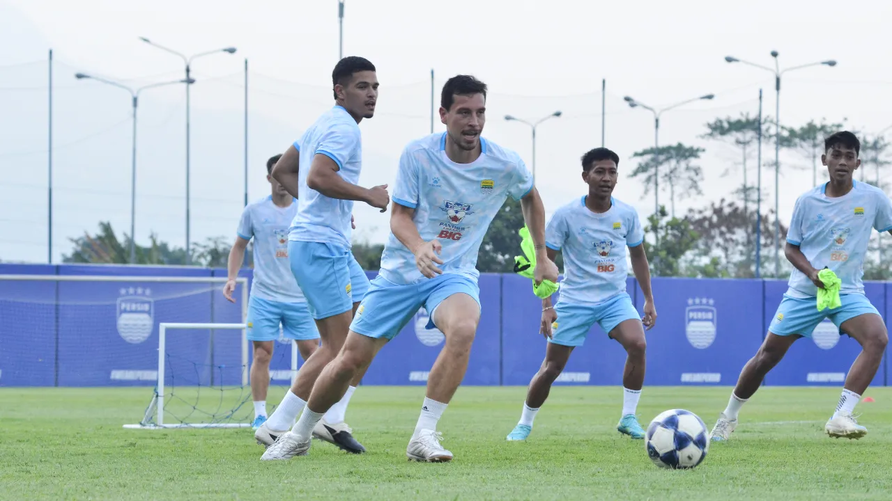 Dua pemain Persib, Thom Haye dan Ragnar Oratmangoen ikut tim usai final FIFA ASEAN Cup