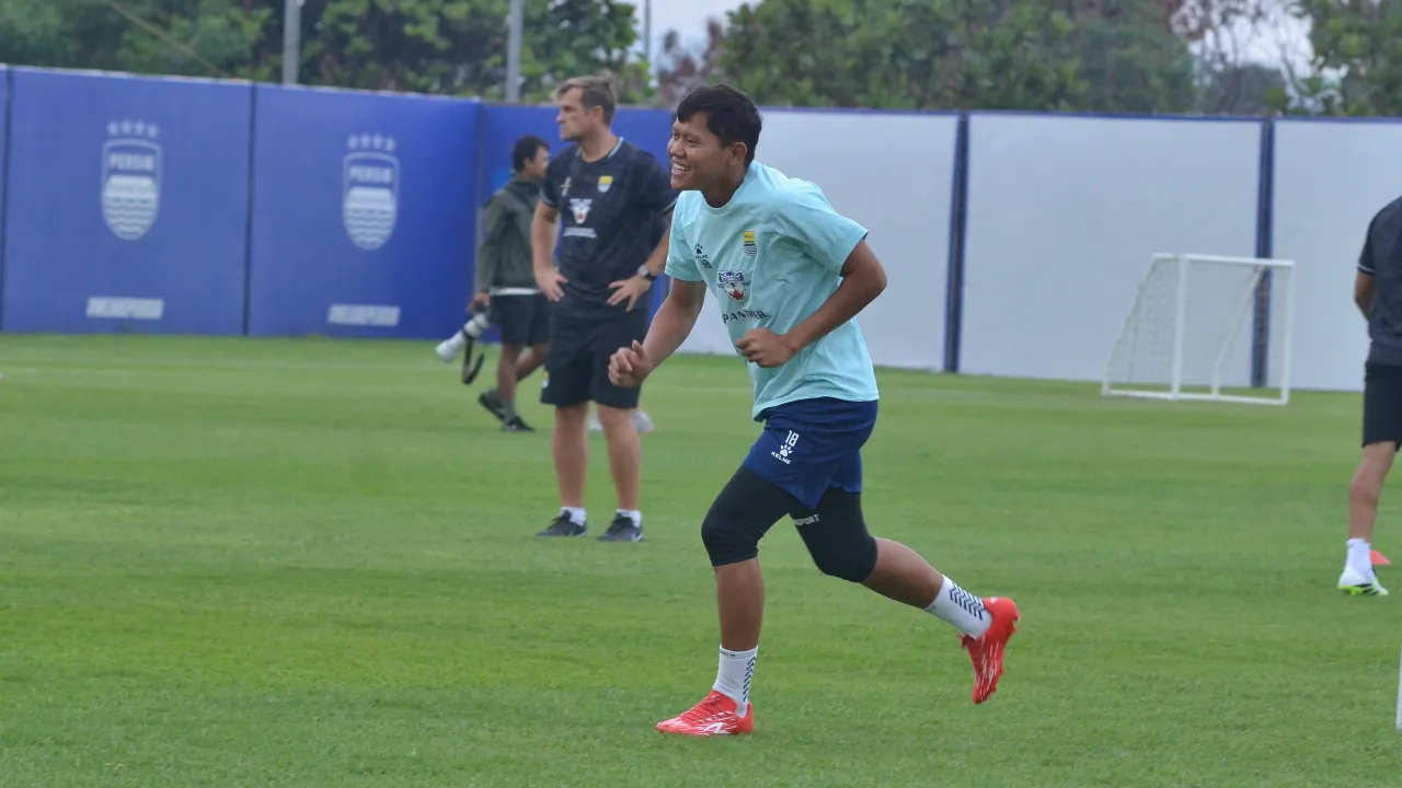 Gelandang Persib, Adam Alis