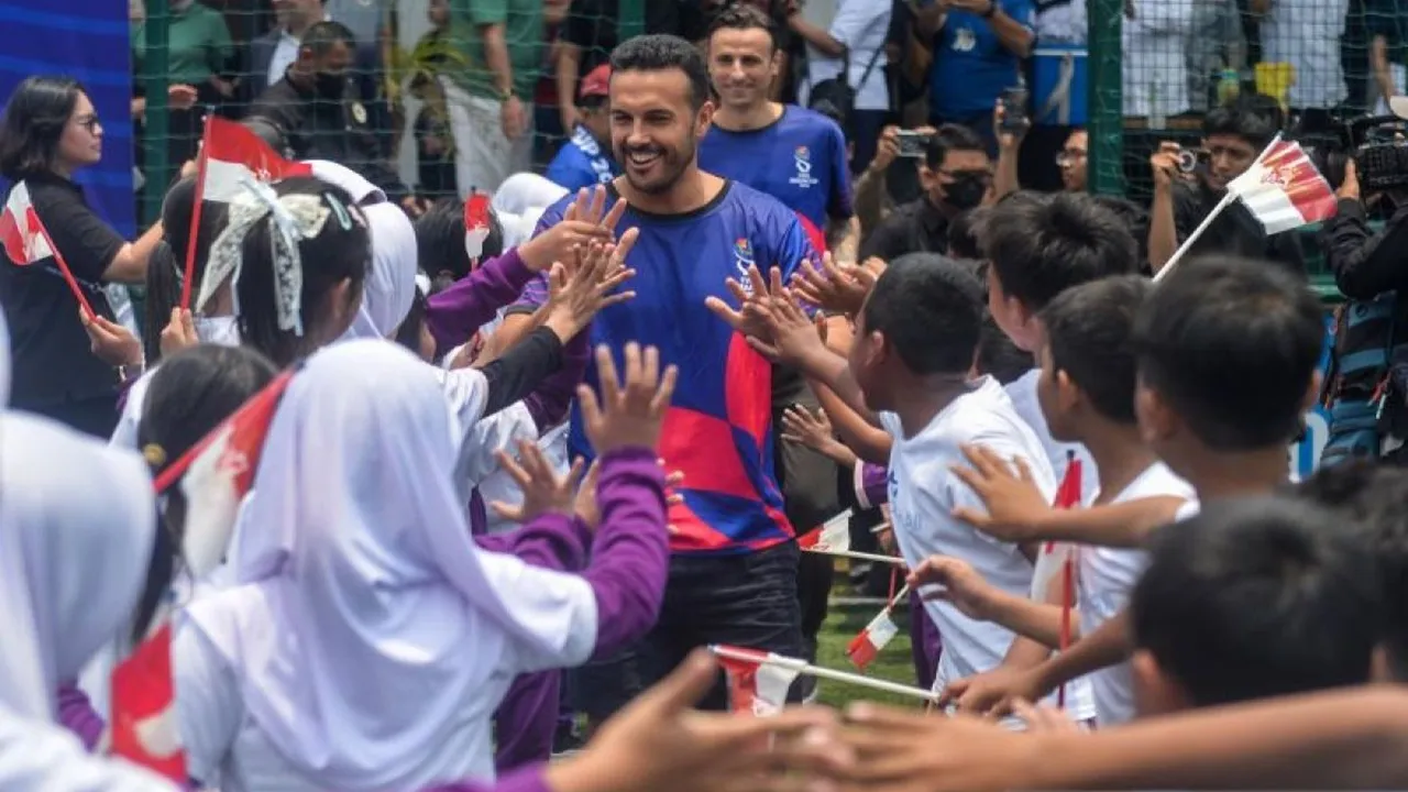 Pedro dan Dimitar Berbatov menyapa anak-anak Indonesia