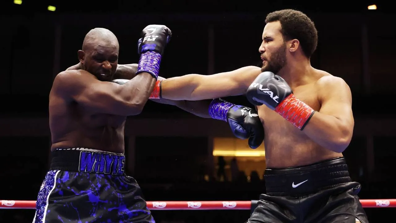 Dillian Whyte (kiri) dan Moses Itauma. (Foto: AP)