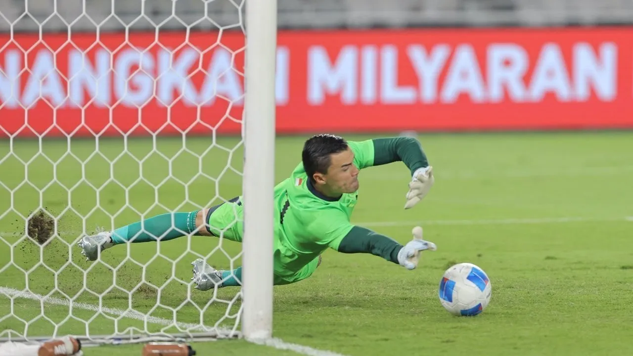 Emil Audero saat babak penalti lawan Thailand