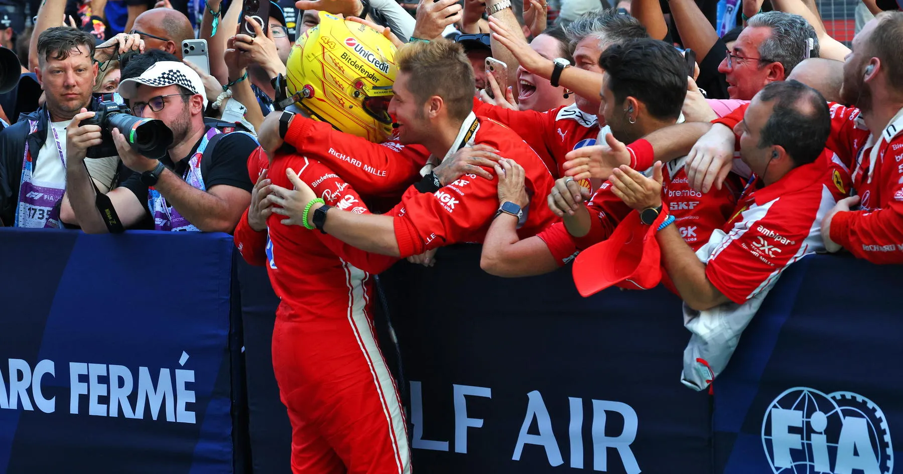 Lewis Hamilton Ungkap Alasan Tak Akan ke Kasino dengan Ferrari - sumber: (racingnews365)