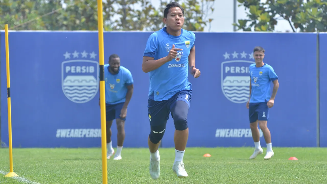 Gelandang Persib, Adam Alis