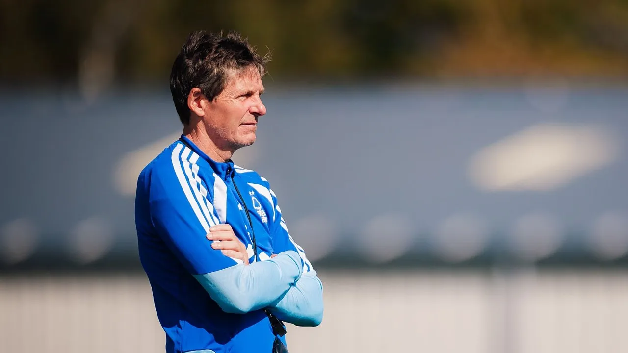 Oliver Glasner memilih membatasi rekrutan anyar demi menjaga keseimbangan dan struktur internal skuad Nottingham Forest