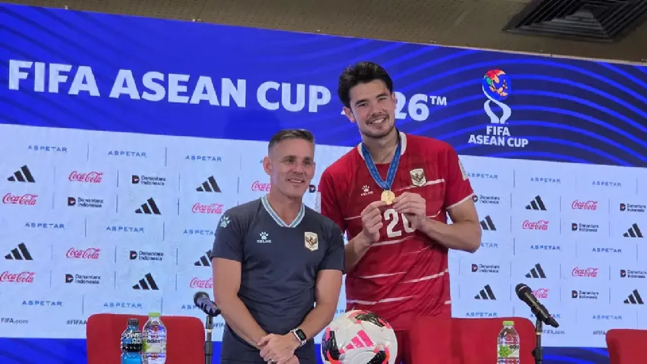 John Herdman bersama Elkan Baggott dalam press conference usai raih juara FIFA ASEAN Cup 2026.