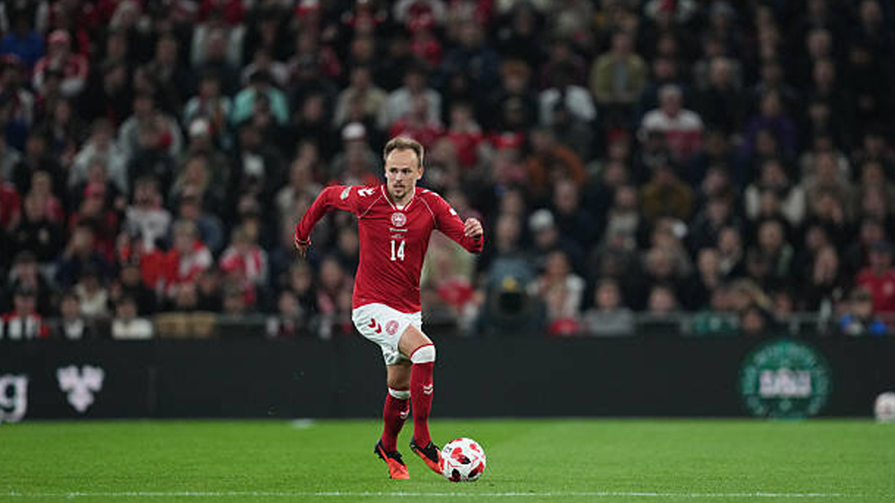 Cedera Bersama Denmark, Brentford Khawatirkan Kondisi Mikkel Damsgaard
