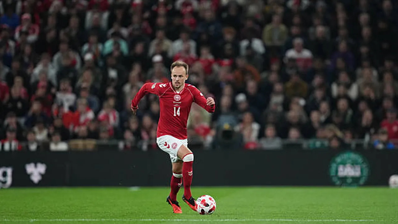 Cedera Bersama Denmark, Brentford Khawatirkan Kondisi Mikkel Damsgaard