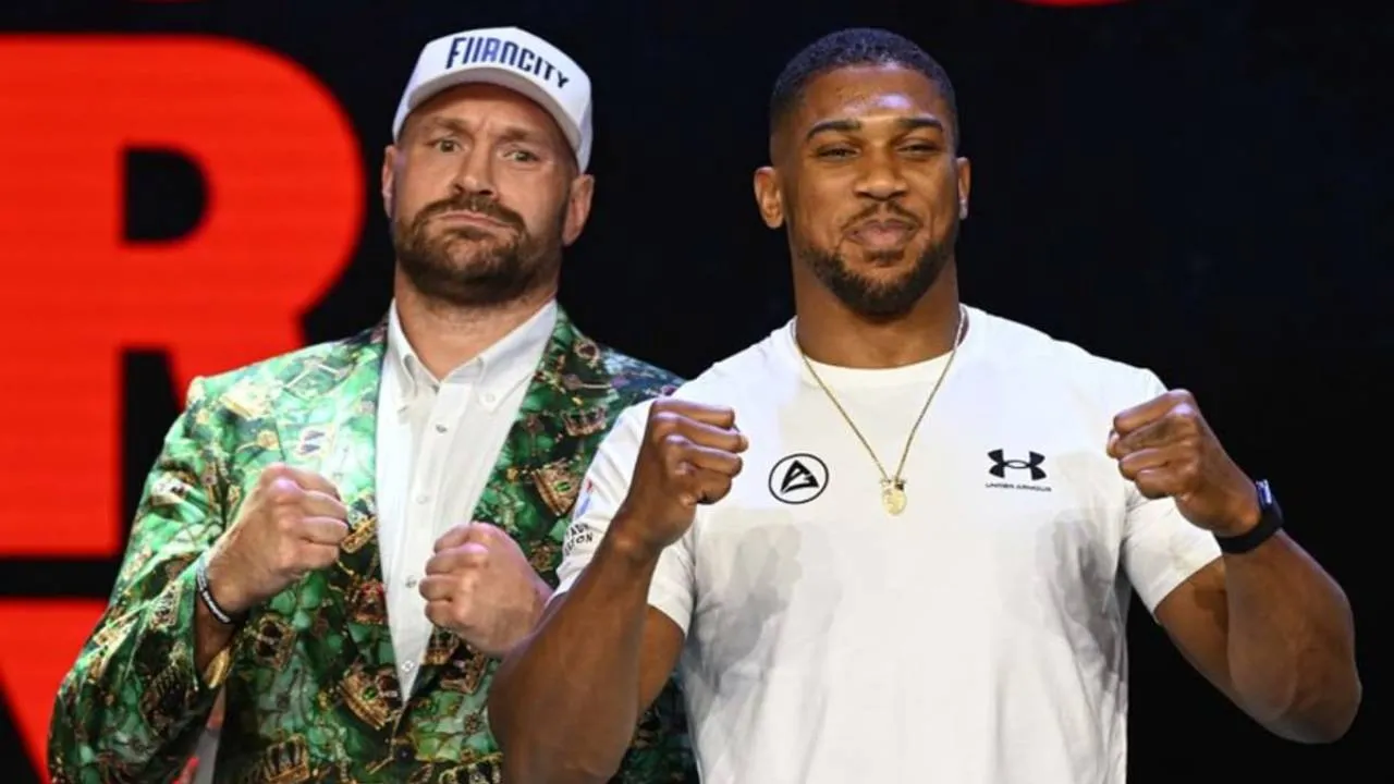 Derek Chisora menjagokan Joshua menang KO meski menilai Fury memiliki rekam jejak lebih hebat dalam kariernya. (Foto: Fight TV)