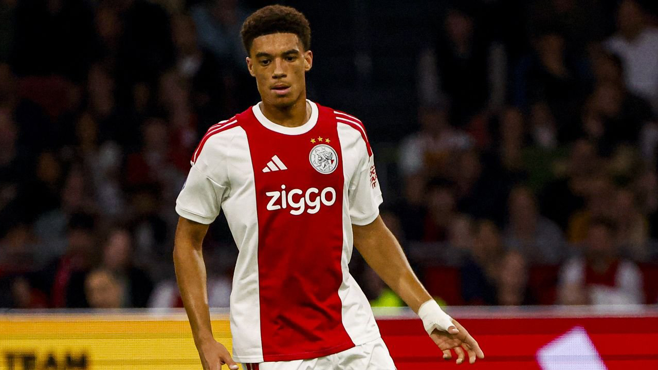Newcastle United Pantau Perkembangan Bek Muda Ajax, Aaron Bouwman
