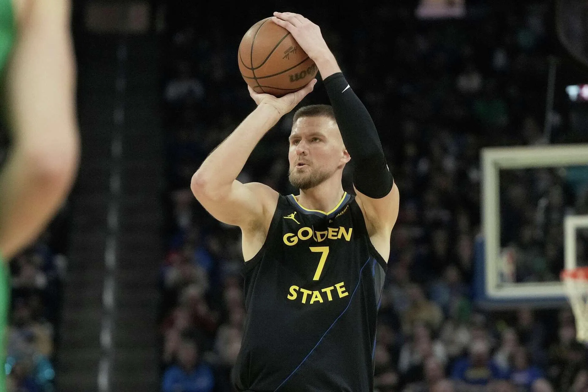 Warriors Hadapi Dampak Risiko Kontrak Kristaps Porzingis - sumber: (mainbasket)