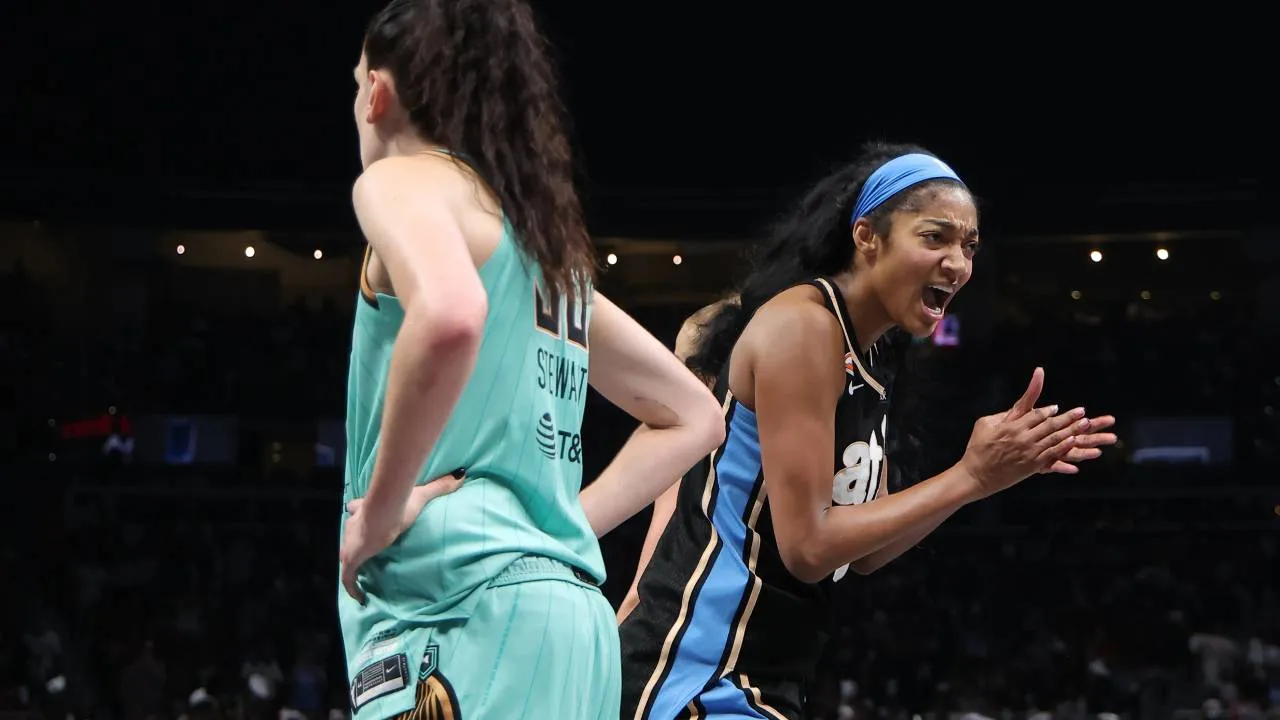 Angel Reese (kanan) mencetak 23 poin saat Atlanta Dream mengalahkan New York Liberty 101-98 melalui overtime pada Gim 2 semifinal di Atlanta, Rabu (7/10) malam. (Foto: AP)