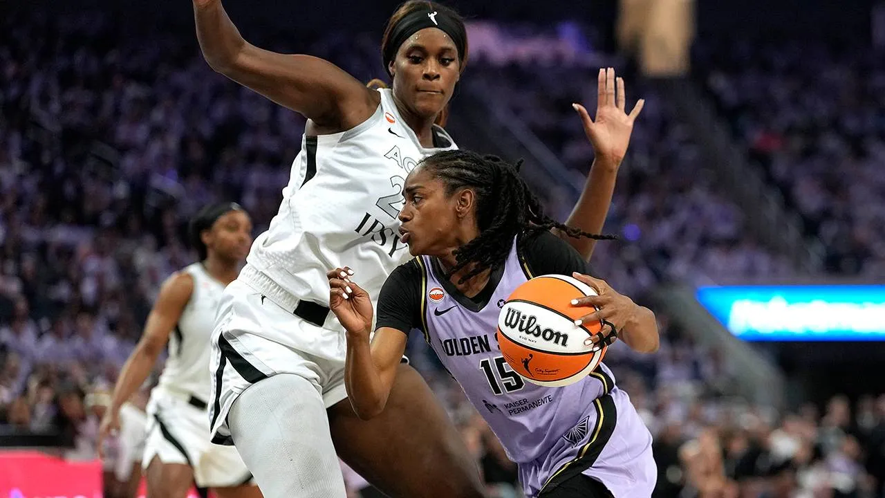 Tiffany Hayes (kanan) mencetak 21 poin saat Golden State Valkyries menekuk juara bertahan Las Vegas Aces 83-81 pada Gim 2 semifinal, Rabu (7/10) malam. (Foto: AP)
