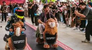 Sambutan Unik MotoGP Indonesia, Para Rider Naik Wahana ZooMoov di Bandara