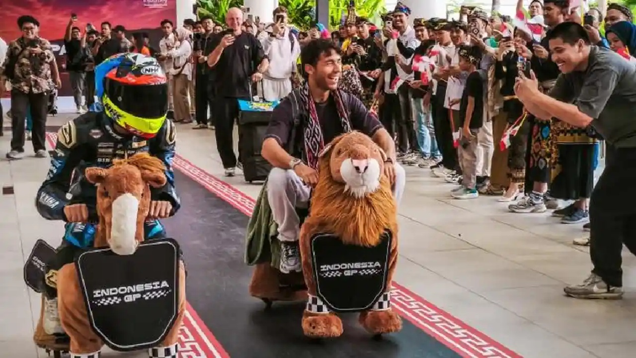 Sambutan Unik MotoGP Indonesia, Para Rider Naik Wahana ZooMoov di Bandara