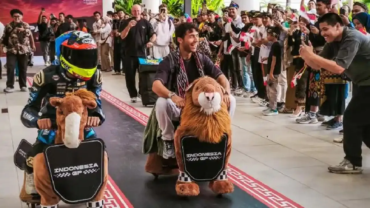 Rider MotoGP naik wahana Zoomoov di bandara jelang gelaran MotoGP Indonesia 2026.