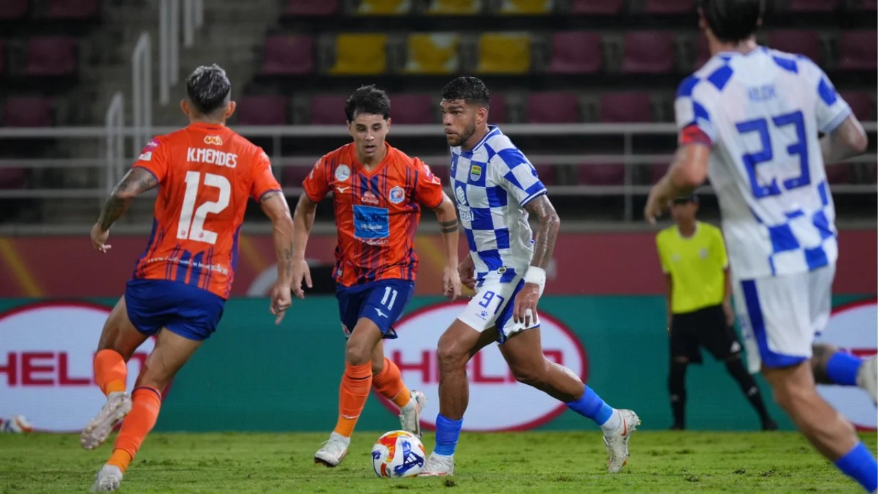 Tiga Gol Telat Antarkan Persib 'Remontada' di Markas Port FC