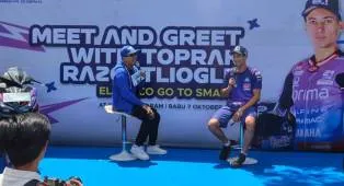 Toprak Razgatlioglu Makan Ketoprak Bareng Siswa SMAN 3 Mataram
