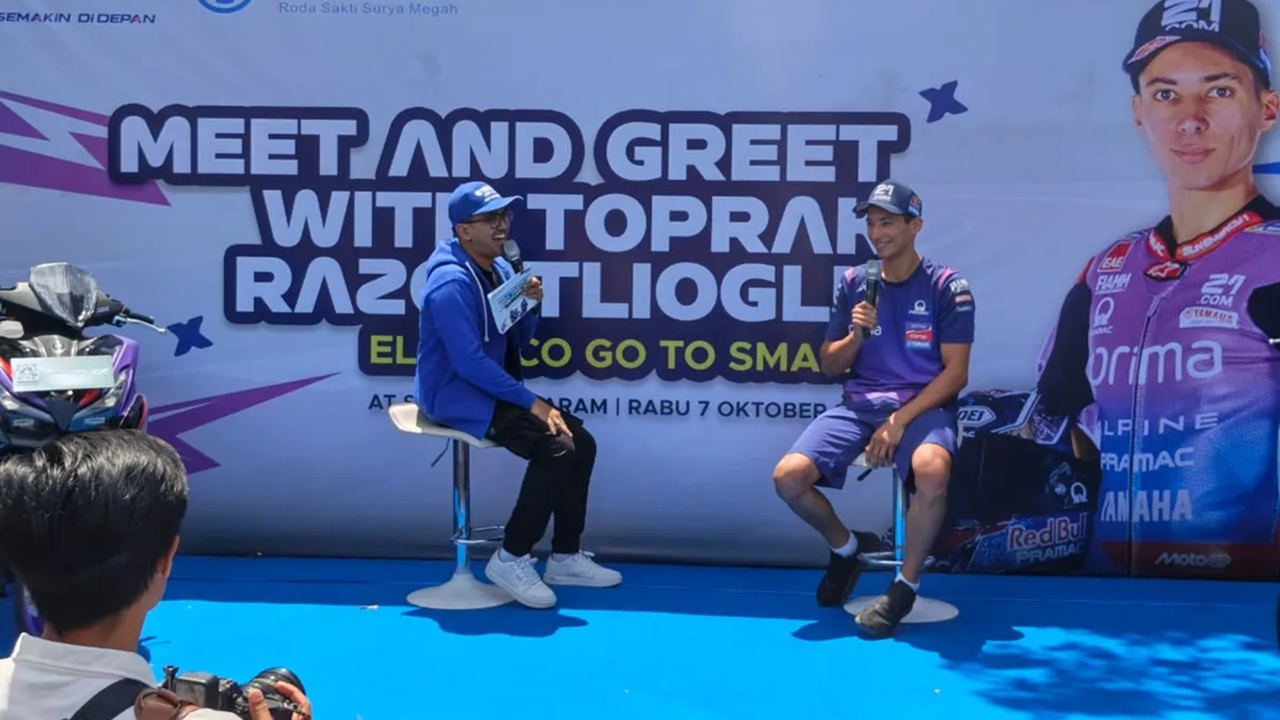 Toprak Razgatlioglu Makan Ketoprak Bareng Siswa SMAN 3 Mataram