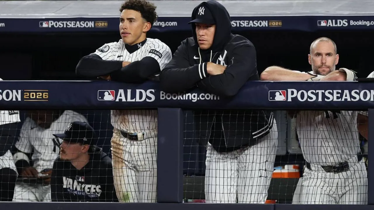 Aaron Judge menyaksikan pertandingan dari ruang dugout karena tidak masuk roster playoff akibat cedera betis kanan. (Foto: AP)
