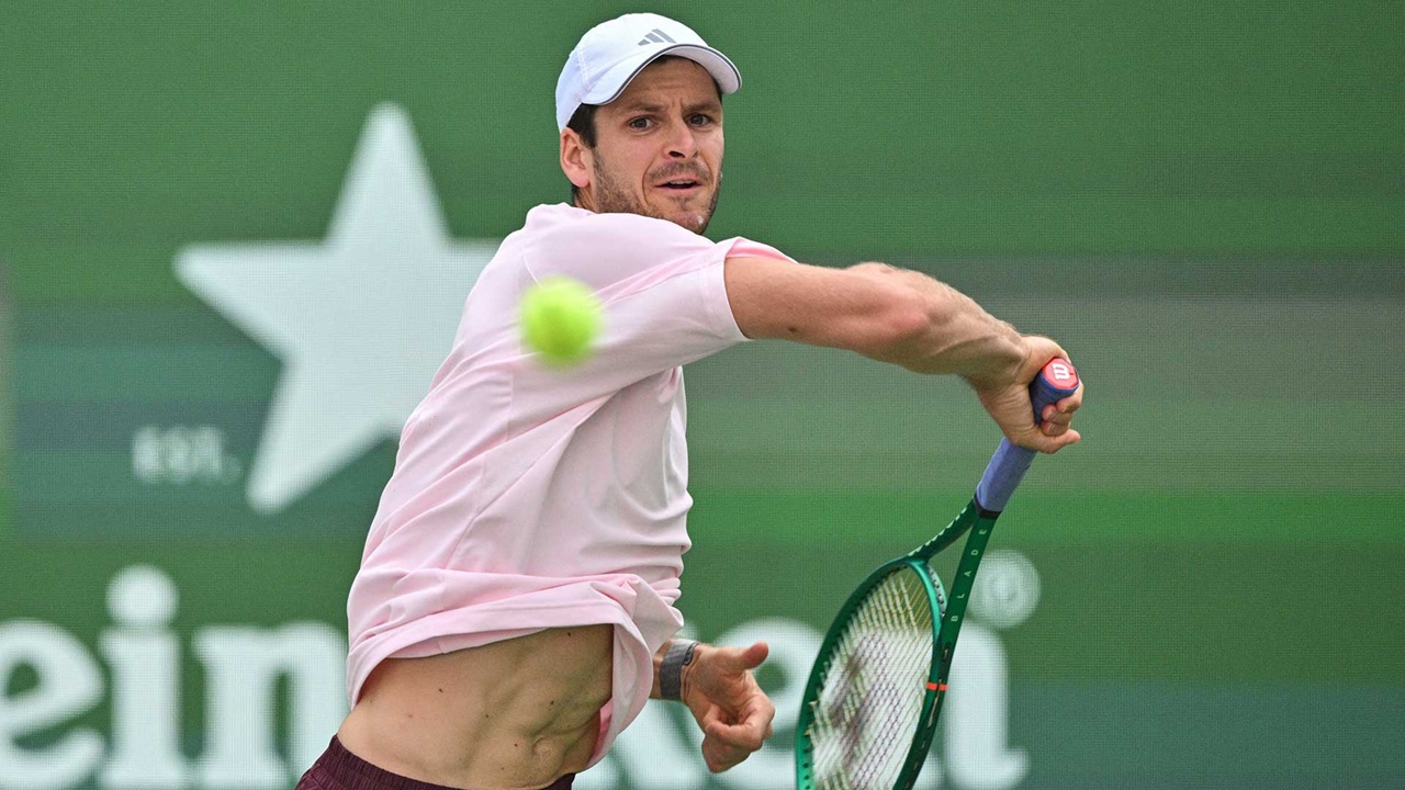 Hubert Hurkacz Permalukan Novak Djokovic Di Shanghai