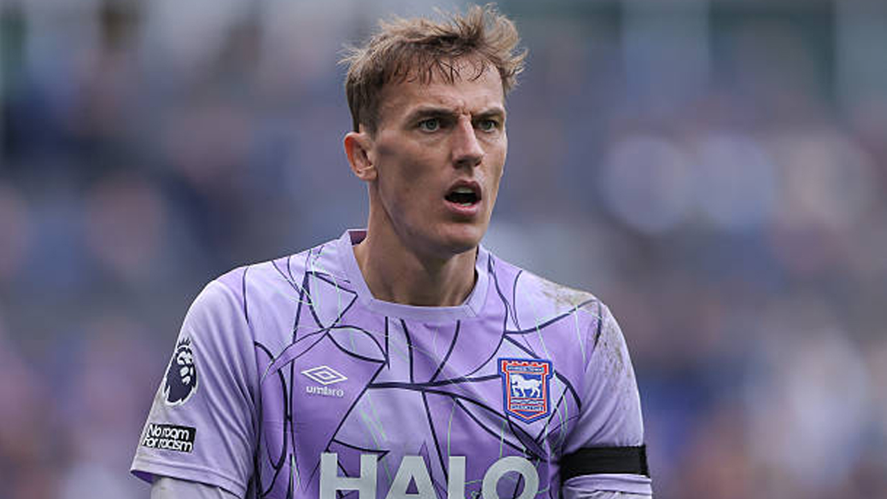 Persaingan Kiper Ipswich Town Memanas, Christian Walton Anggap Hal Positif