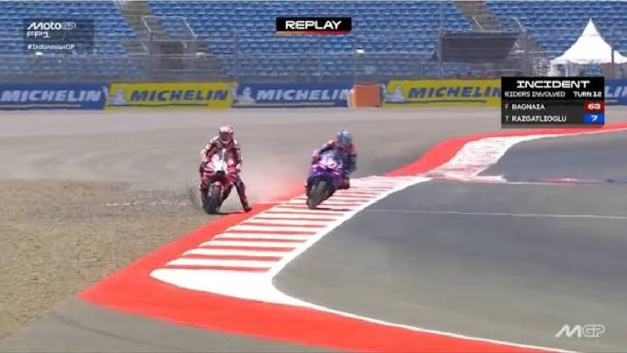 Toprak Razgatlioglu halangi laju Francesco Bagnaia hingga melebar ke gravel.