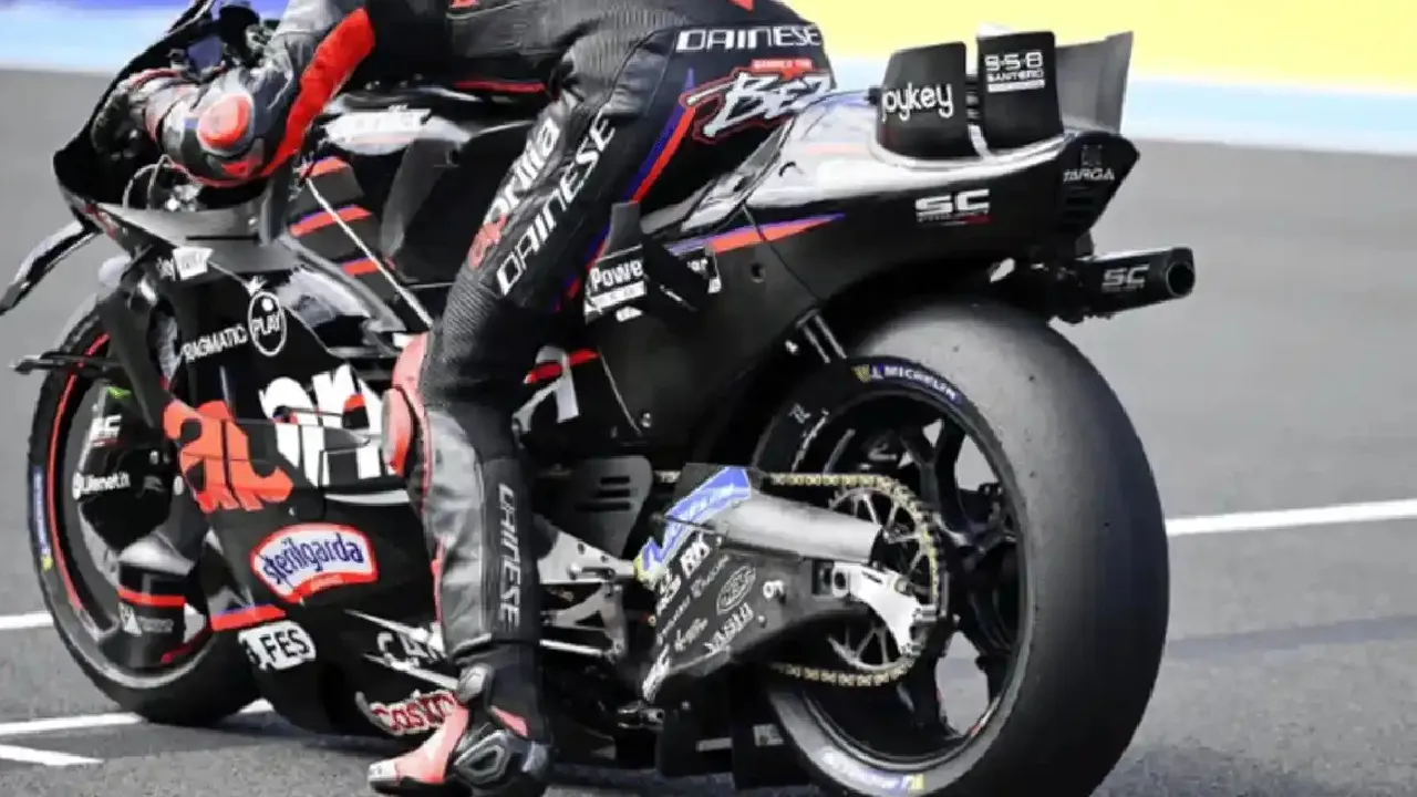 Bos Michelin bantah tuduhan sengaja untungkan motor Aprilia demi memuluskan Jorge Martin dalam persaingan melawan Marc Marquez.