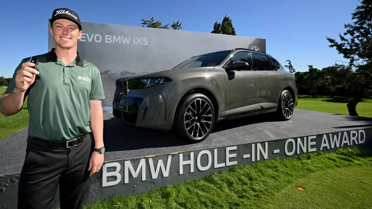 Daniel Hillier berpose dengan hadiah mobil SUV listrik BMW iX5 yang bernilai sekitar 157.000 dolar AS. (Foto: AP)