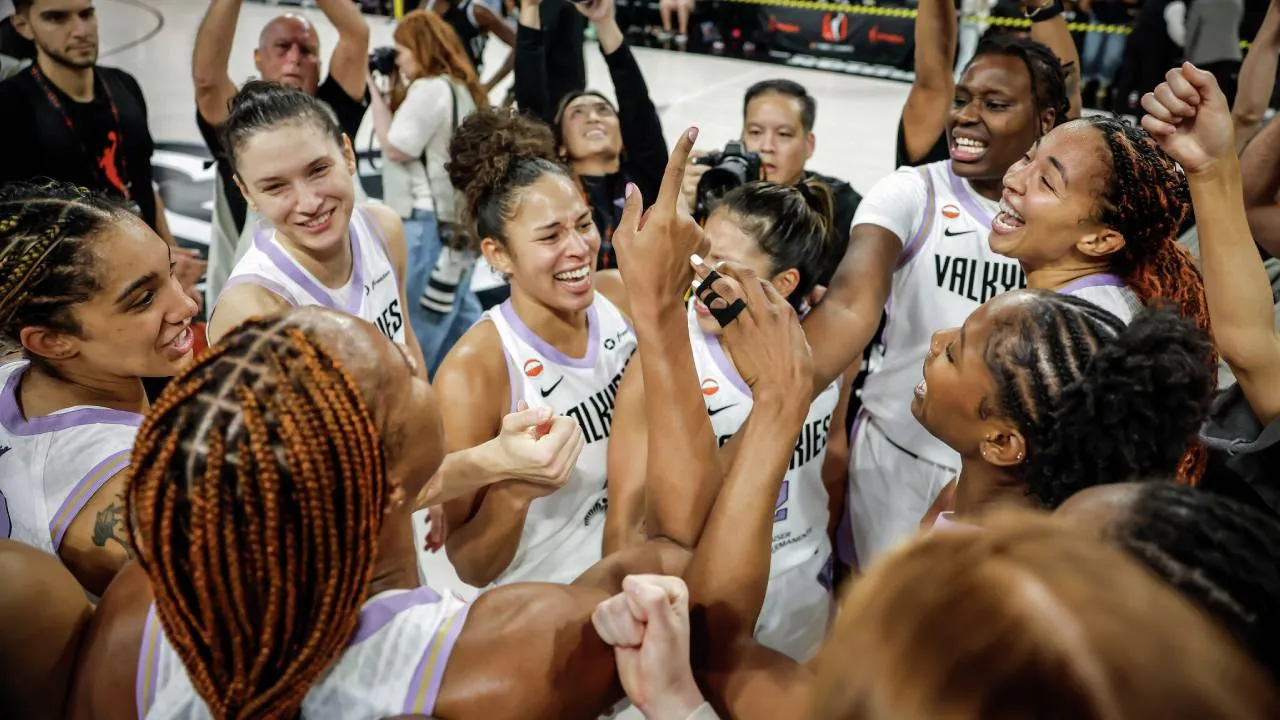 Para pemain Golden State Valkyries melakukan selebrasi di akhir pertandingan setelah memastikan tiket ke Final WNBA. (Foto: AP)