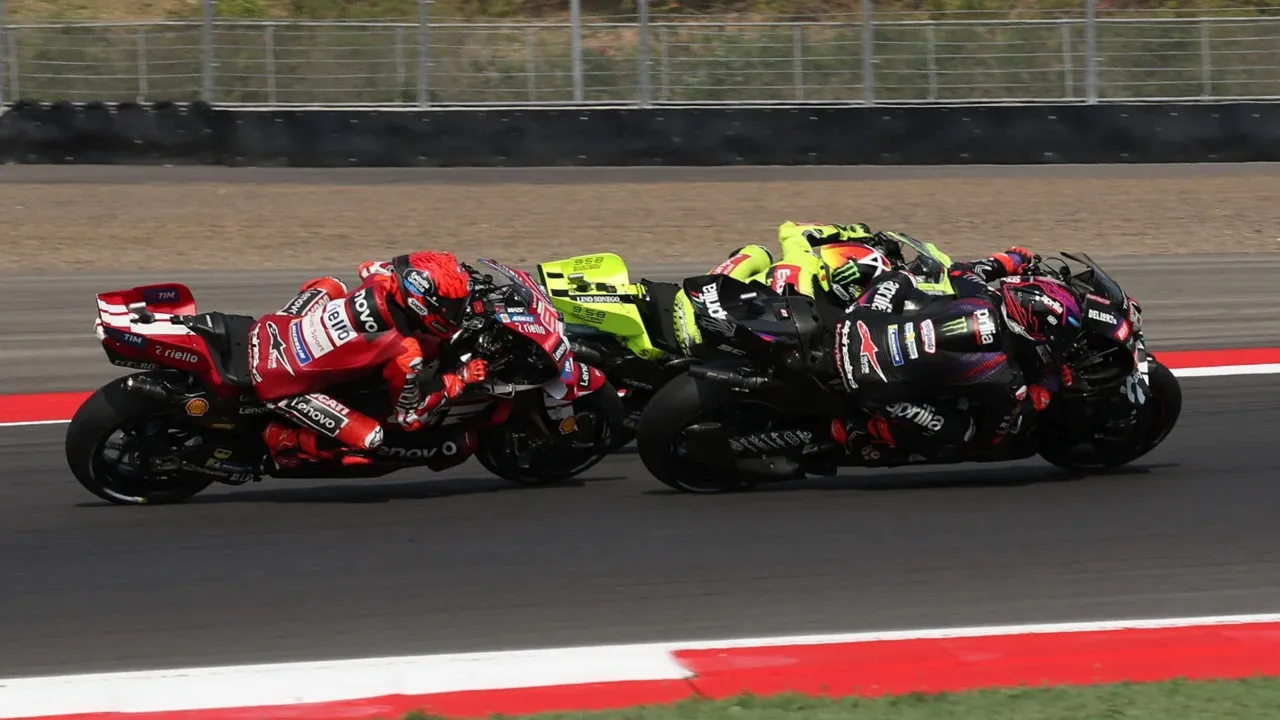 Jorge Martinm Marc Marquez dan Fabio Di Giannantonio bersaing di lap 1 Sprint Race MotoGP Indonesia.
