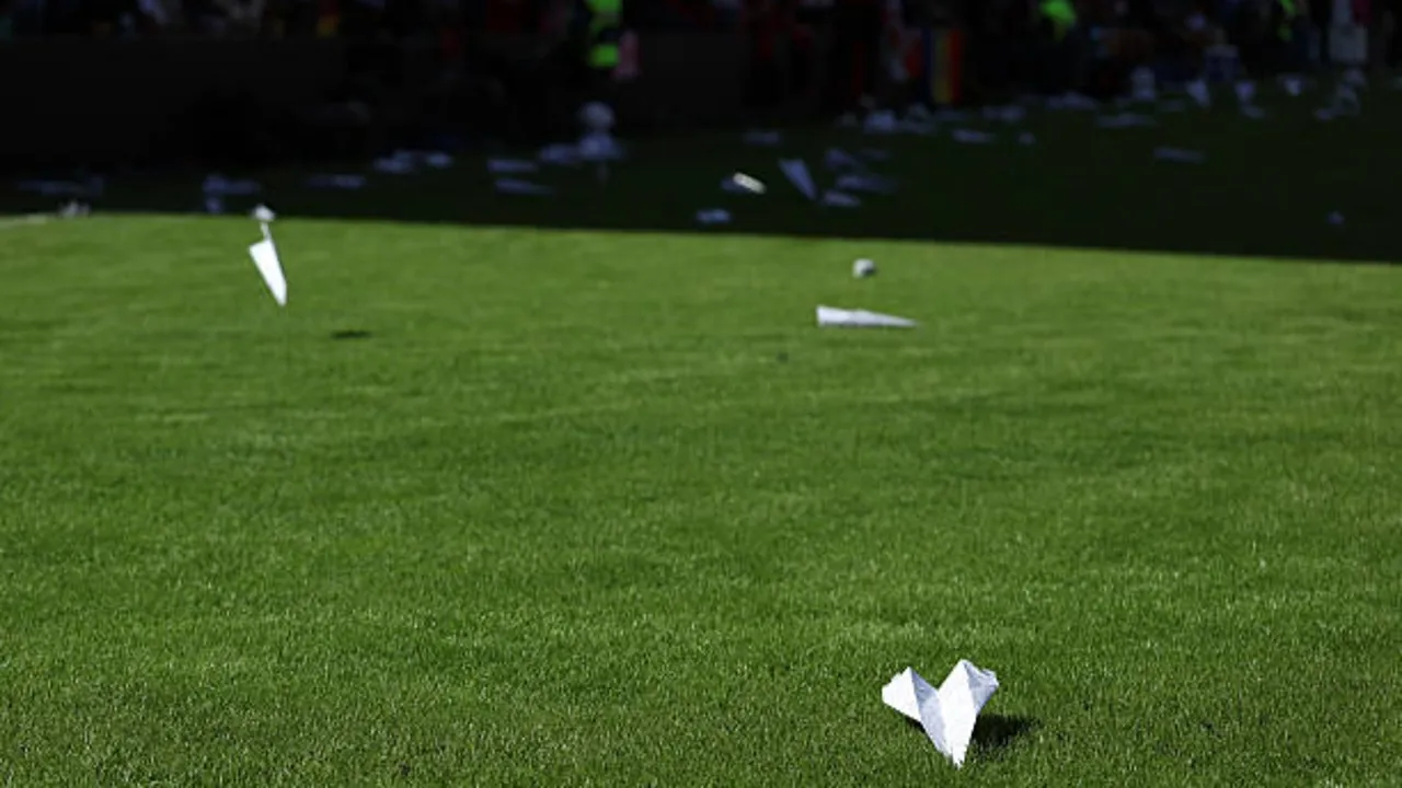 Rayo Vallecano gagal menyelesaikan laga kembalinya ke Stadion Vallecas akibat aksi lempar benda ke lapangan oleh suporter