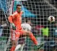 Neuer Buat Blunder Memalukan, Pemain FC Augsburg Cetak Rekor Gol Tercepat