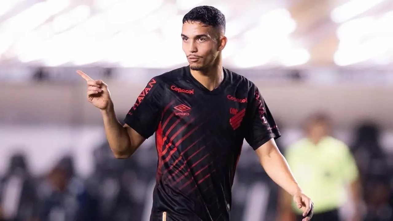 Defender Incaran Tottenham Tanggapi Spekulasi Masa Depannya