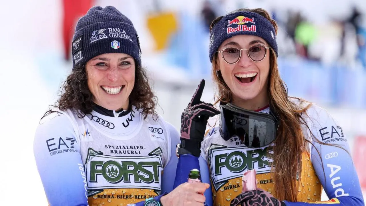 Federica Brignone (kiri) dan Sofia Goggia. (Foto: AP)