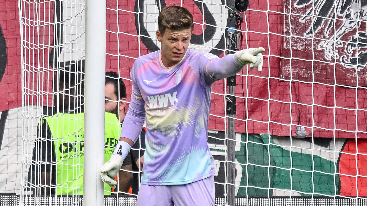 Finn Dahmen Bangga Augsburg Beri Perlawanan Sengit kepada Bayern