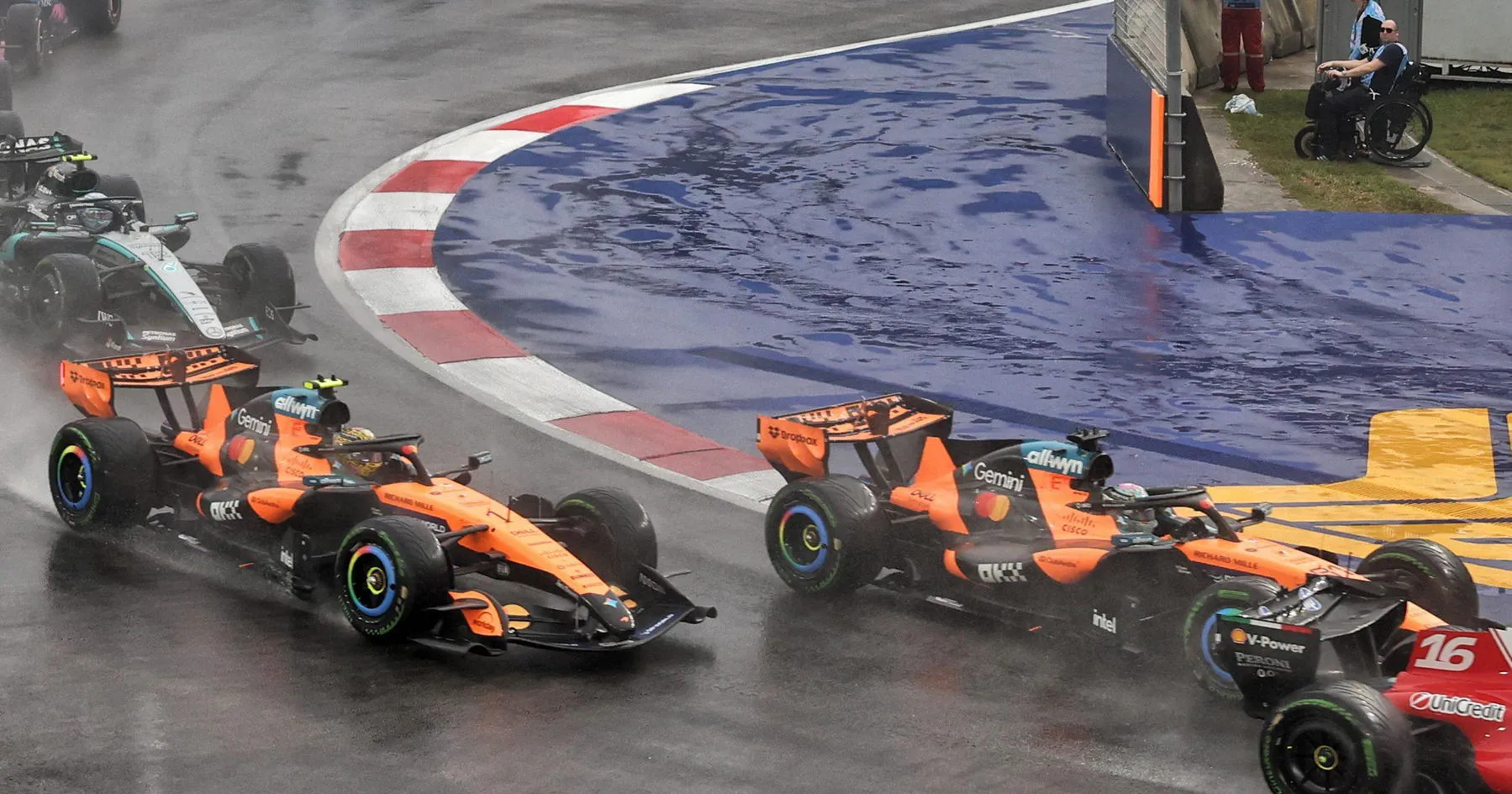 Kecelakaan McLaren di Singapura, Verstappen Bersinar - sumber: (racingnews365)