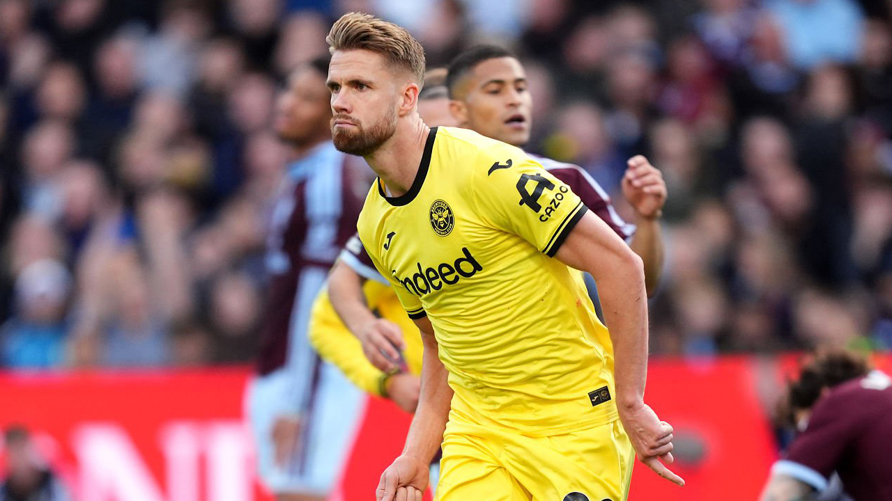 Kristoffer Ajer Puas Brentford Bawa Pulang Poin dari Villa Park
