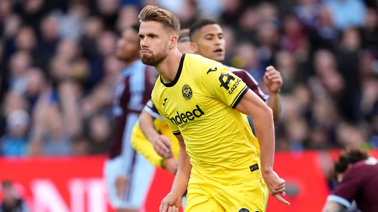 Kristoffer Ajer Puas Brentford Bawa Pulang Poin dari Villa Park