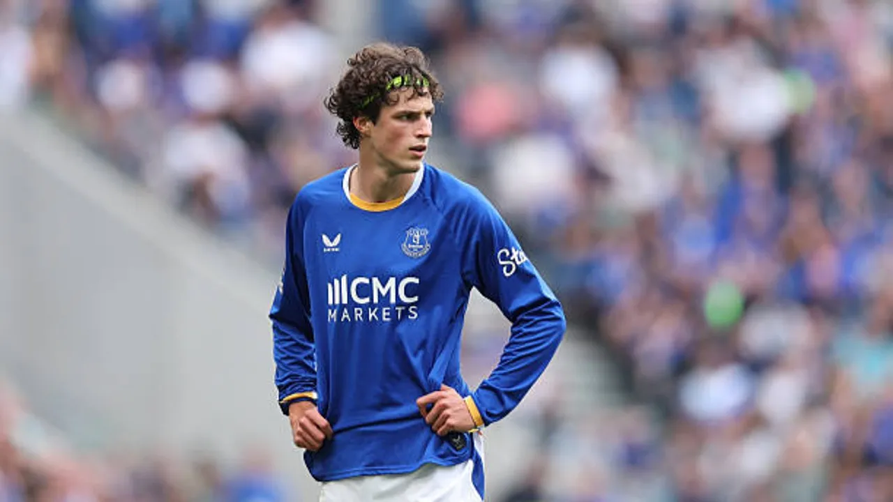Merlin Rohl mengungkapkan proses adaptasinya di posisi bek kanan serta pengaruh penting Leighton Baines dan Seamus Coleman