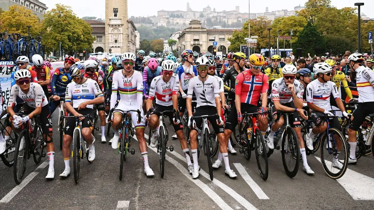 Para pebalap sengaja menunggu lima menit sebelum memulai lomba Tour de Lombardy untuk menegaskan bahwa kematian dalam balap sepeda tidak boleh dianggap sebagai sesuatu yang bisa diterima. (Foto: AP)
